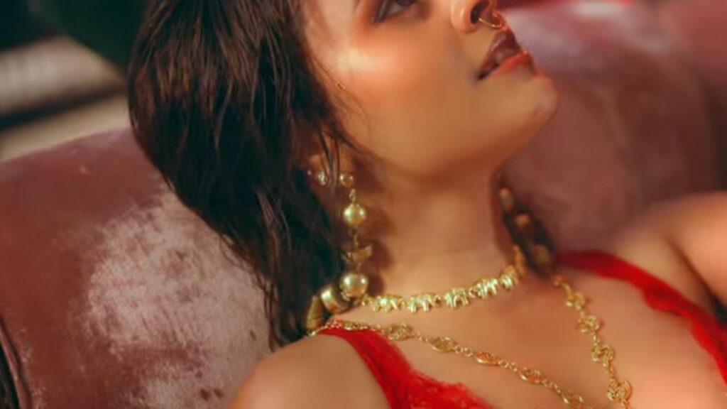 Shreya Jain hot Jwellery